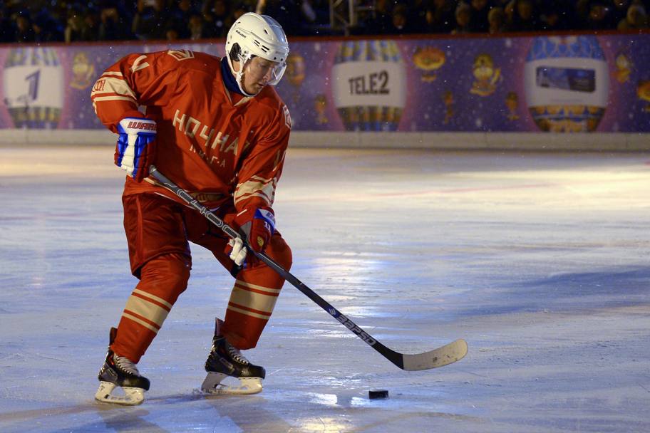 E&#39; il presidente russo Vladimir Putin, grande appassionato di sport. E fra questi l&#39;hockey ghiaccio ha un posto importante. Afp
